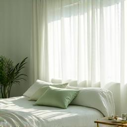 Γαλήνια εικόνα ενός υπνοδωματίου με φυσικό φως, σύμβολο ξεκούρασης και αποκατάστασης